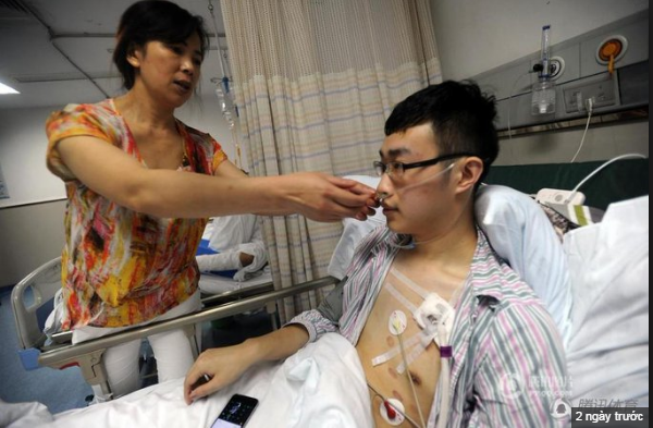 Co dong vien Trung Quoc vo phoi vi an mung qua nhiet hinh anh