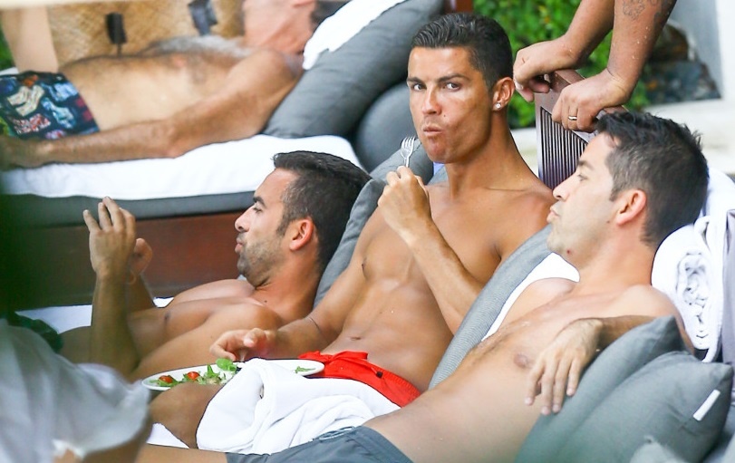 Ronaldo son mong chan mau den hinh anh