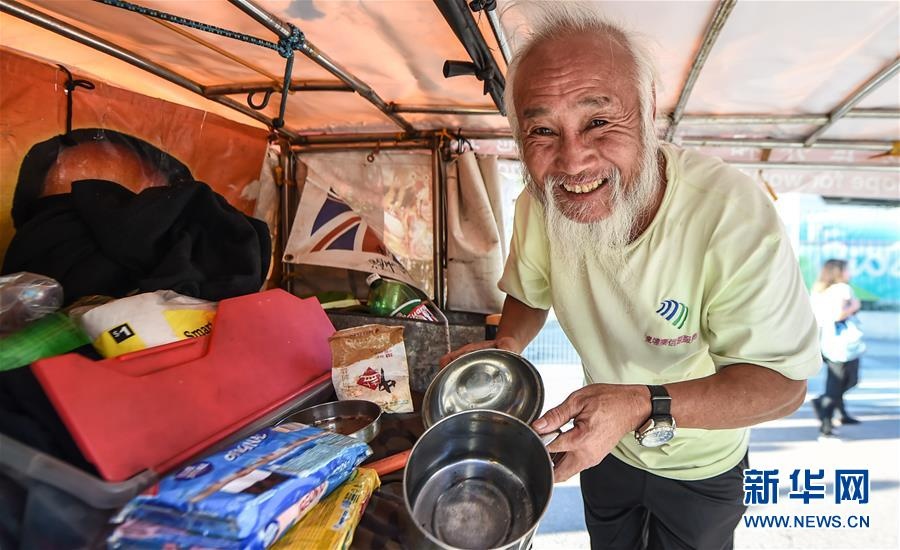 Cu ong dap xe 3 banh tu Trung Quoc sang Brazil xem Olympic hinh anh