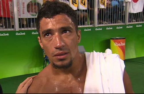 VDV Judo quy goi va cui dau truoc thung rac hinh anh