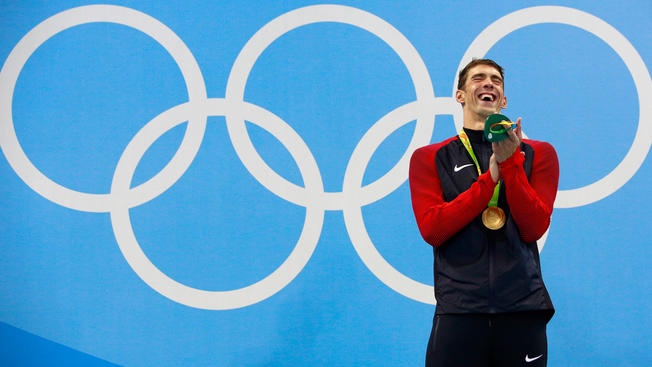 Vi sao Phelps cuoi khoai tra trong luc hat quoc ca? hinh anh