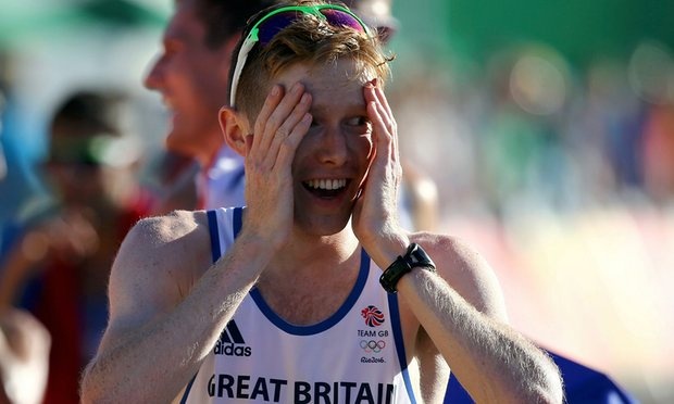 Nam VDV dong tinh cau hon ban trai tren bai bien hinh anh