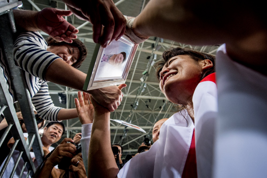 Do vat Nhat khoc ben di anh me vao ngay thanh huyen thoai hinh anh