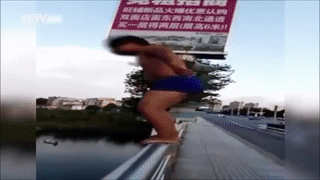 Chang trai dap phoi vi bat chuoc VDV nhay cau hinh anh