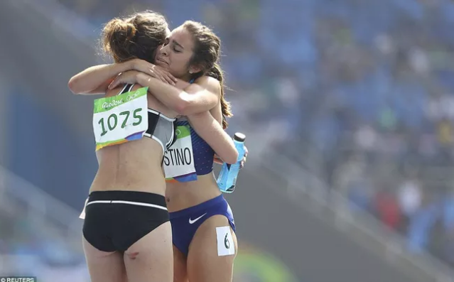 đôi VĐV dìu nhau về đích ảnh 3 doi VDV diu nhau ve dich anh 3