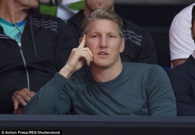 Dong doi cung bat man voi Schweinsteiger hinh anh