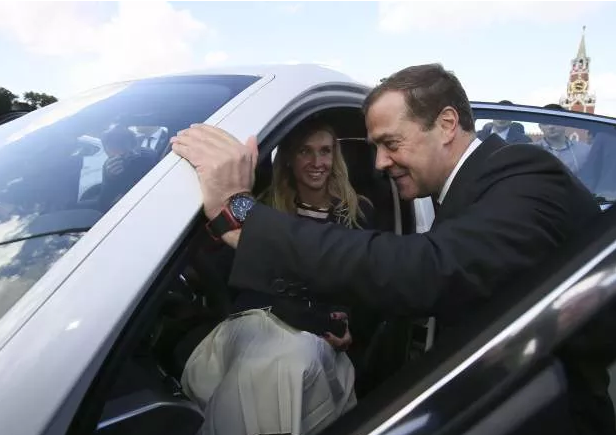 ông Putin tặng xe xịn cho VĐV ảnh 3 ong Putin tang xe xin cho VDV anh 3