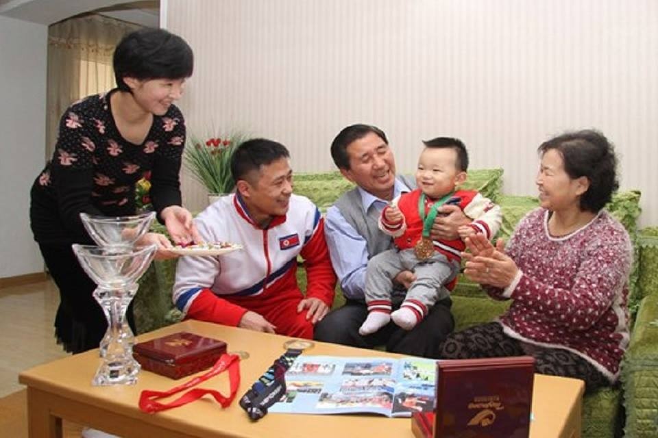 VDV Trieu Tien duoc chao don anh 1