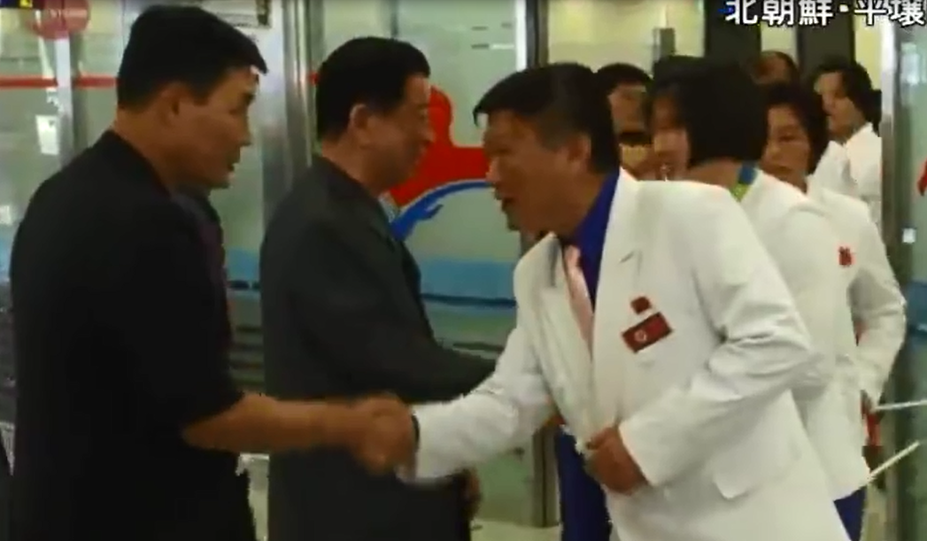 VDV Trieu Tien duoc chao don nong nhiet o san bay hinh anh