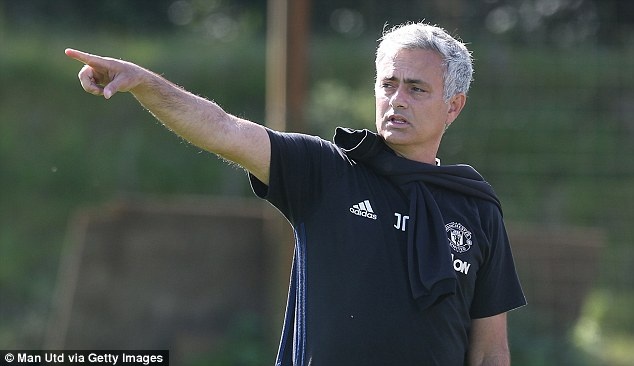 Mourinho tranh cai va lay chiec xeng cua tho xay hinh anh
