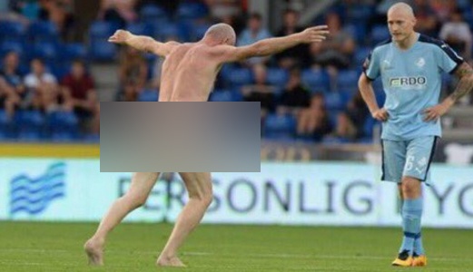 Nha vo dich Euro 1992 khoa than chay vao san hinh anh