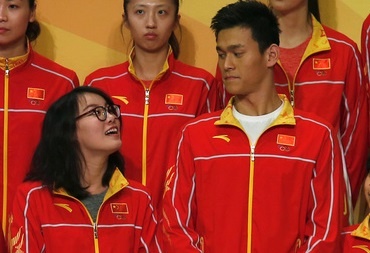 Sun Yang gap Chan Tu Dan, dua nghich voi VDV xinh dep hinh anh