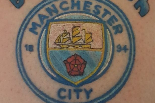 Co dong vien MU xam logo Man City vi muc dich cao ca hinh anh