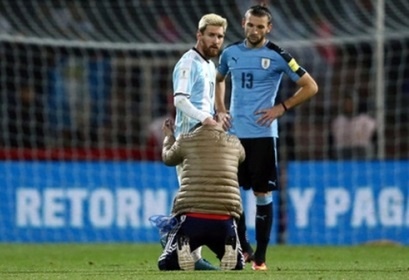 Fan cuong quy lay Messi giua san bong hinh anh