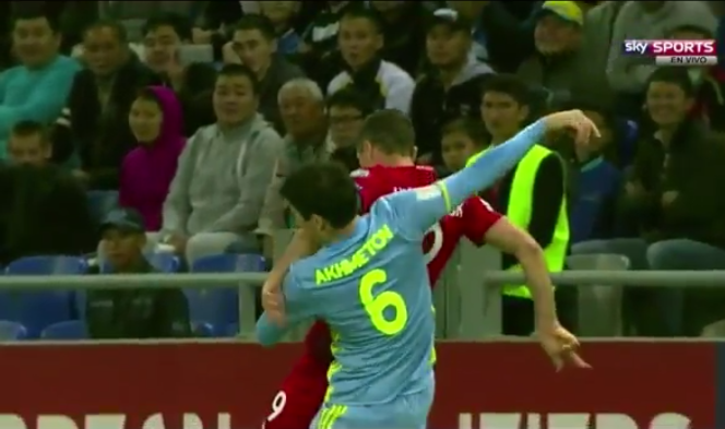 Lewandowski thuc cui cho lam doi thu chay mau mui hinh anh