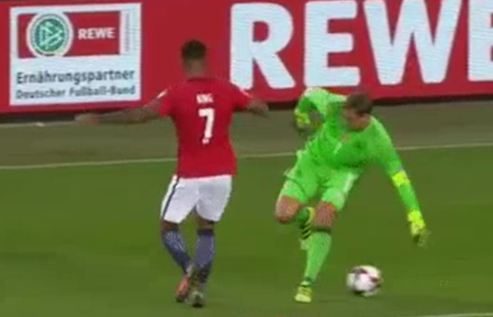 Neuer tai hien ky thuat lua bong kinh dien cua Cruyff hinh anh