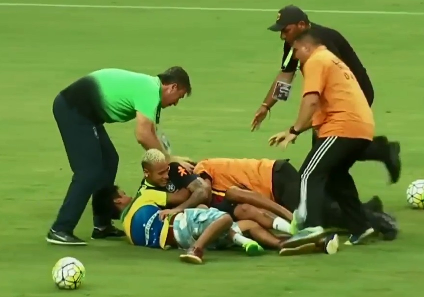 Neymar bi fan cuong om chat roi vat nga xuong san hinh anh