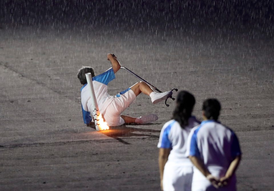 bà cụ rước đuốc Paralympic ảnh 1 ba cu ruoc duoc Paralympic anh 1