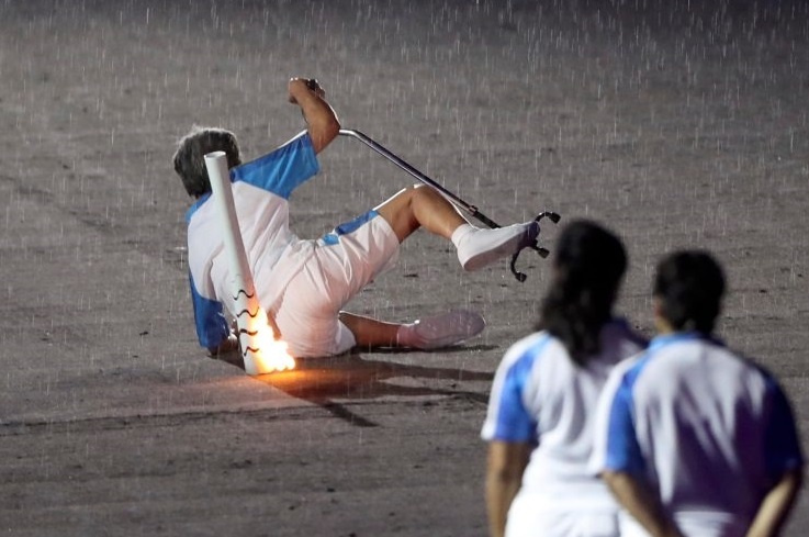 Ba cu bi nga khi doi mua ruoc duoc gay xuc dong hinh anh