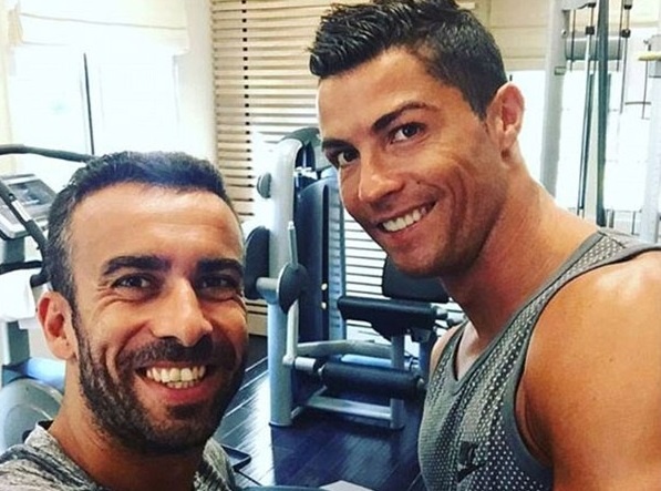 Nguoi dan ong thuong xuyen chup anh cung Ronaldo la ai? hinh anh