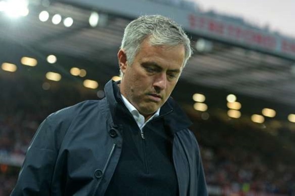 Mourinho that vong voi hoc tro va trong tai hinh anh