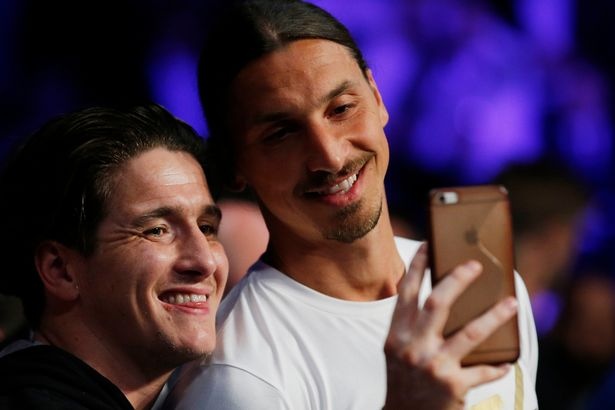 Ngay sau dai chien, Ibra di xem than tuong dam boc hinh anh