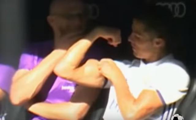 Ronaldo khoe bap tay con chuot tren ghe du bi hinh anh