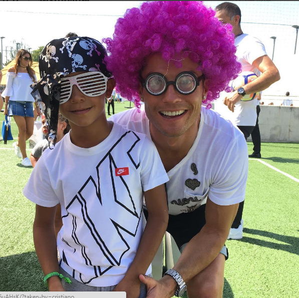 Ronaldo khoe chuot bap tay anh 2