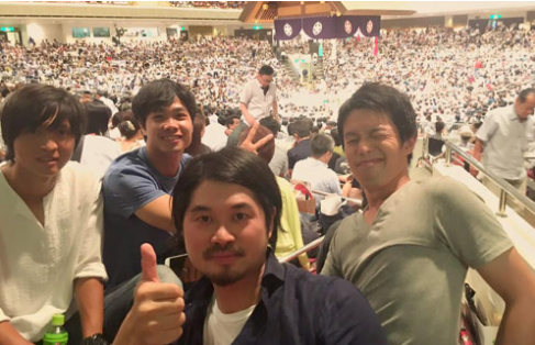 Cong Phuong va Tuan Anh cung di xem sumo hinh anh