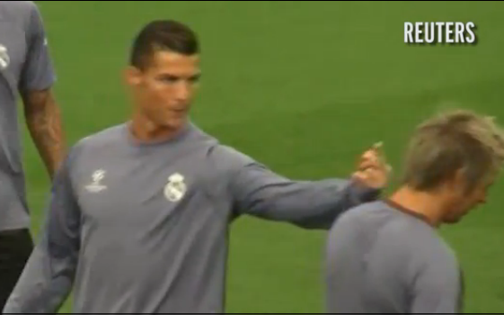 Ronaldo gio ‘ngon tay thoi’ voi Coentrao hinh anh