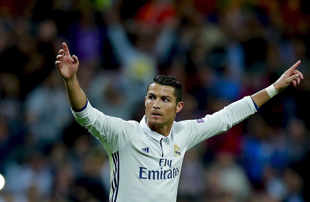 Ronaldo vao top 10 chan sut hang dau lich su bong da hinh anh