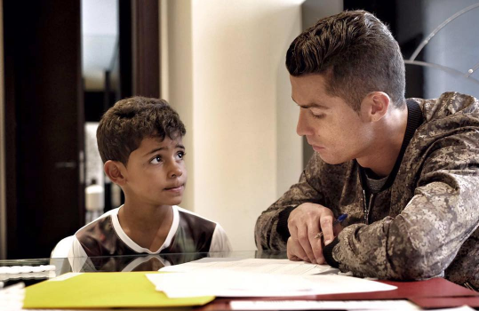 Ronaldo lam bai tap cung con trai hinh anh