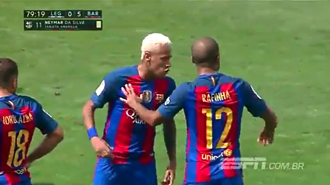 Neymar dap vao tay Rafinha hinh anh