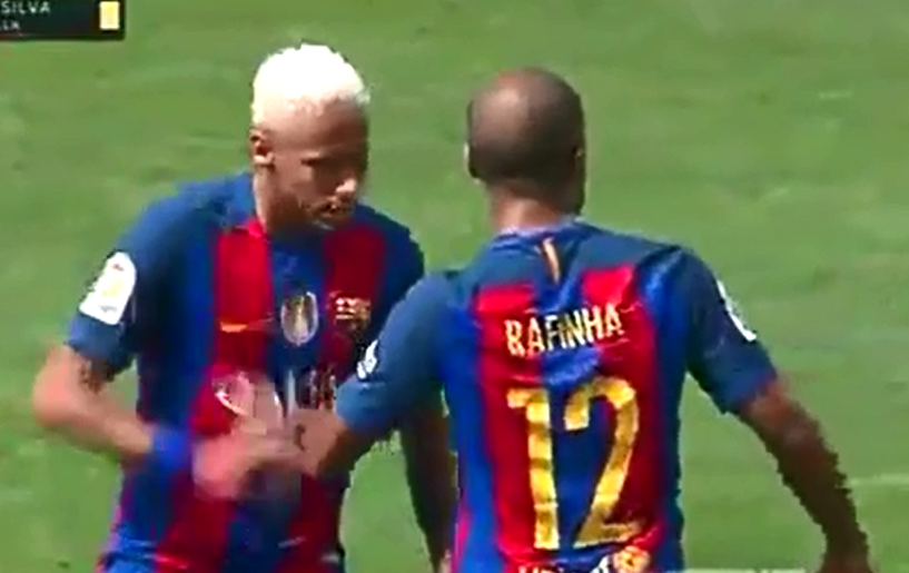 Neymar noi cau dap vao tay Rafinha hinh anh