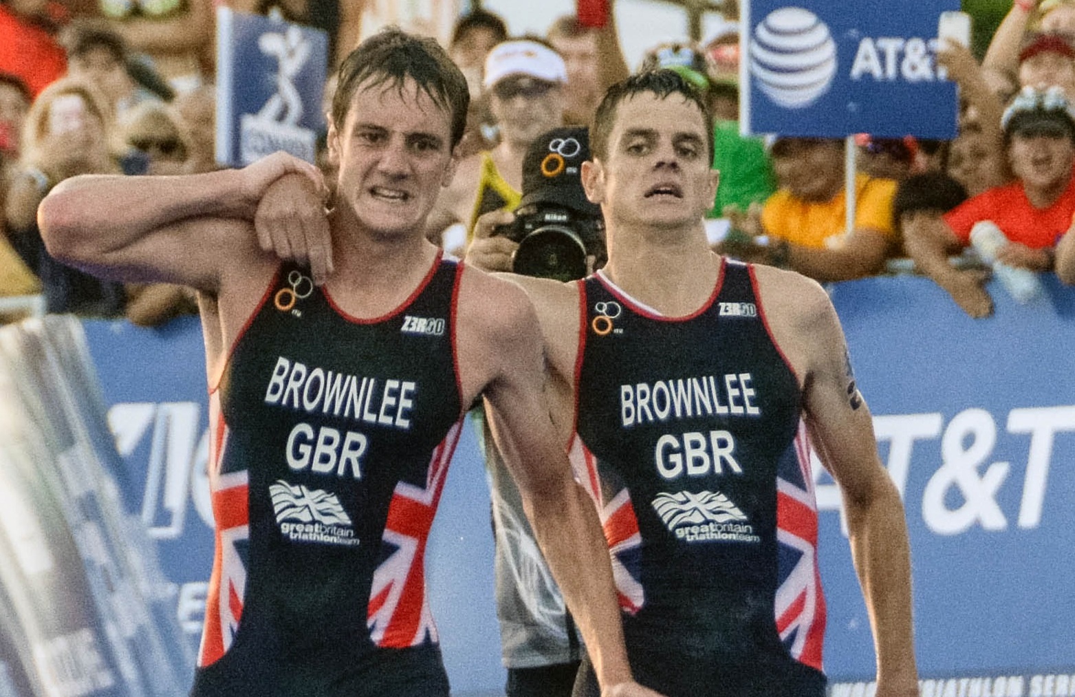 Anh trai tu bo HCV de diu em ve dich hinh anh