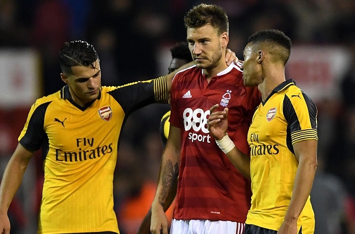 Doi cua ‘Lord’ Bendtner bi Arsenal huy diet hinh anh