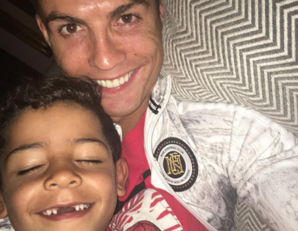 Ronaldo khoe con trai sun rang hinh anh