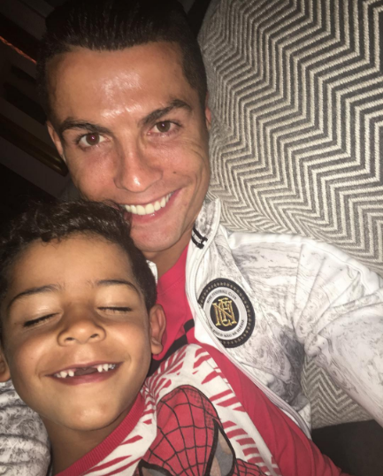 Ronaldo khoe con gãy răng ảnh 1 Ronaldo khoe con gay rang anh 1