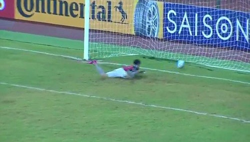 thủ môn thủng lưới ngớ ngẩn ảnh 1 thu mon thung luoi ngo ngan anh 1