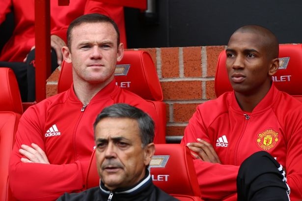 Mourinho cong bo ly do loai Rooney hinh anh