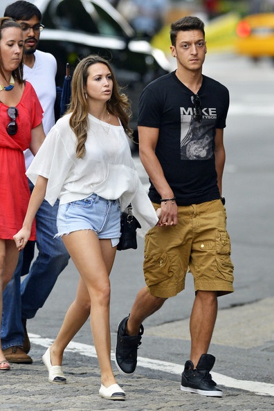 ban gai Oezil khoc anh 5