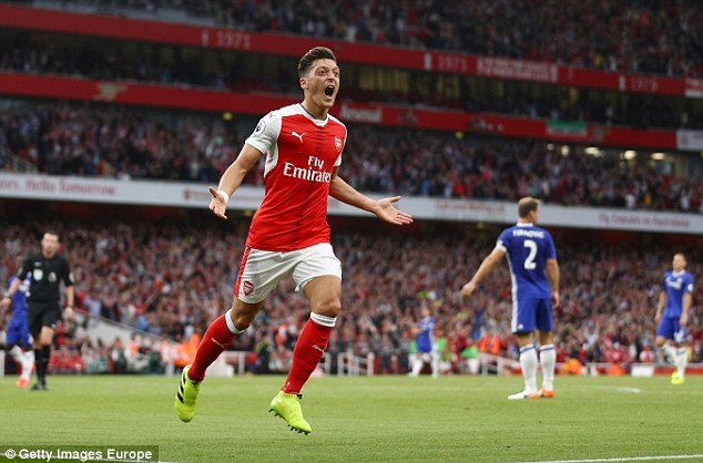 ban gai Oezil khoc anh 10