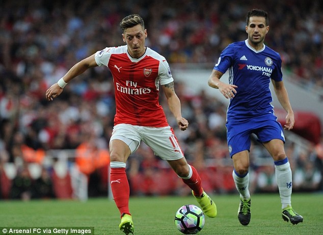 ban gai Oezil khoc anh 9