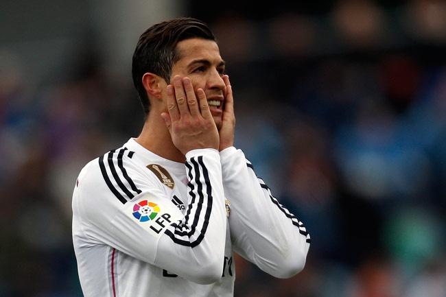 Ronaldo doi mat an treo gio vi da nguoi hau ve Dortmund hinh anh