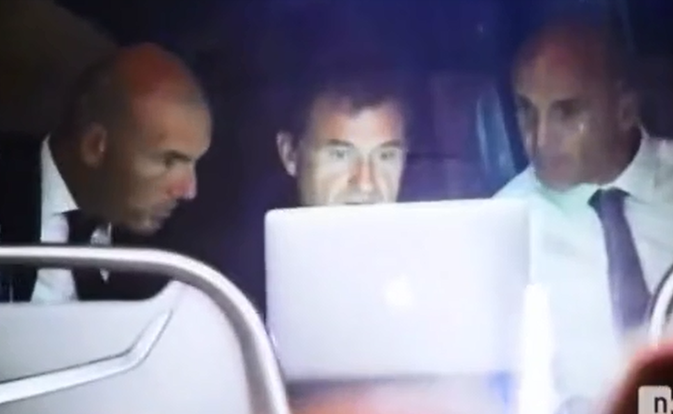 HLV Zidane an va lam viec tren xe buyt anh 1