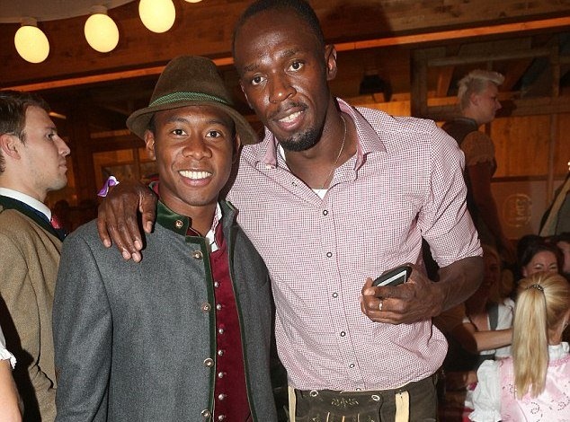 Bolt do suc voi sao Bayern o le hoi bia lon nhat the gioi hinh anh
