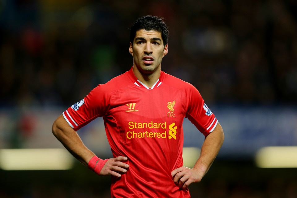 Bi mat ve doi giay tap luyen cua Suarez hinh anh