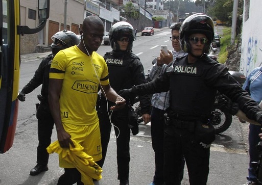 Quyt tien nuoi con, sao Everton bi canh sat duoi bat hinh anh