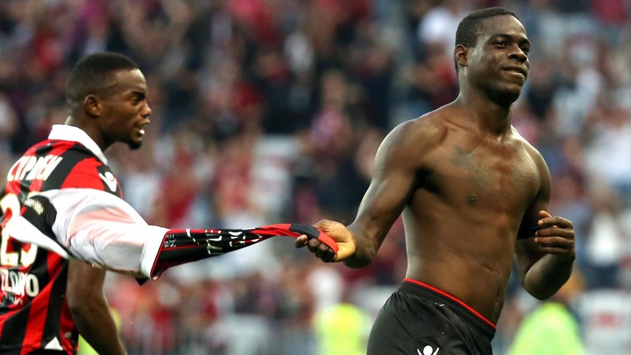 Balotelli duoc xoa the do anh 1