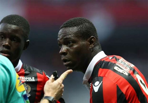 Balotelli duoc xoa the do hinh anh